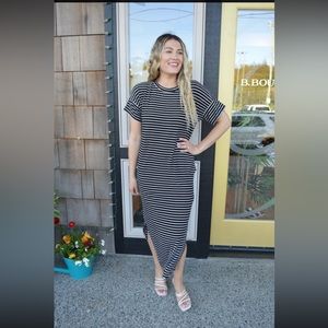 EUC Heading South Black/White Striped Maxi Dress in Large. Perfect for 🏖️☀️🌊